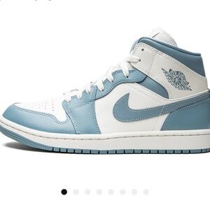 AIR JORDAN 1 MID WMNS
"UNC"